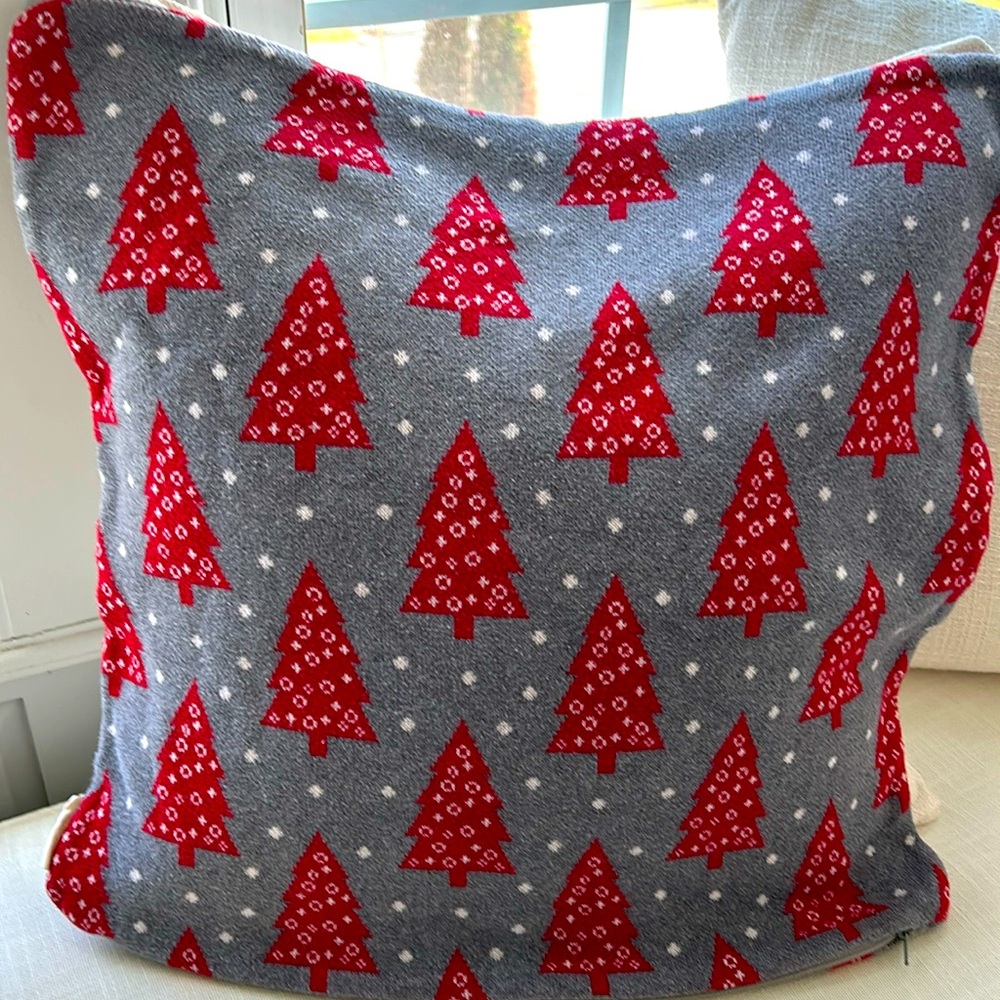 Pillow cover knit with red trees